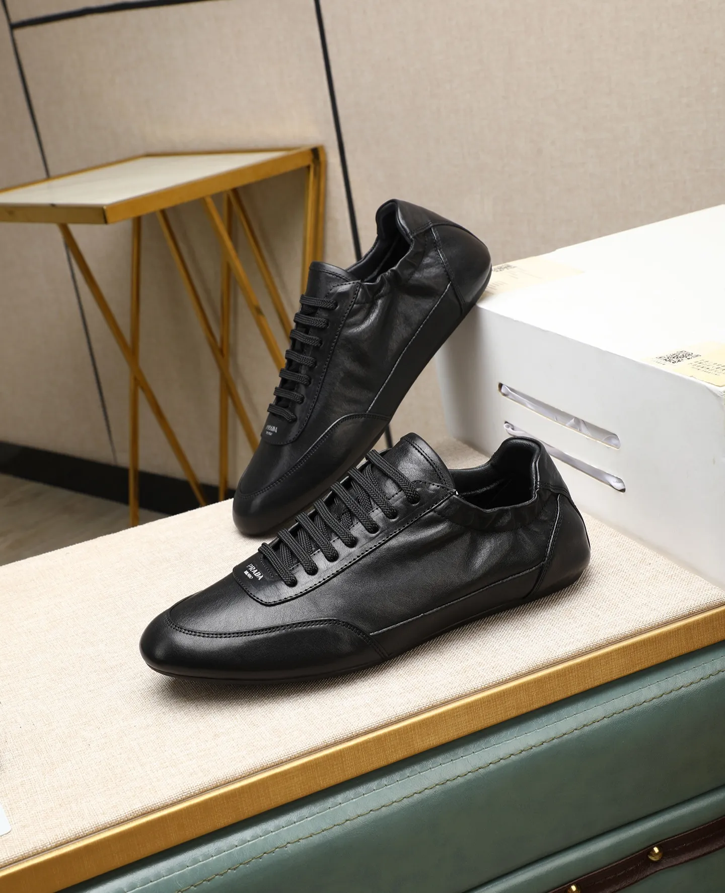 Men's shoes 💰 680 (top version) Product trademark: Prada "Prada" original casual shoes Regular size: 38-44 (can be customized to 45) Product materials: Original imported cowhide upper, original outsole.